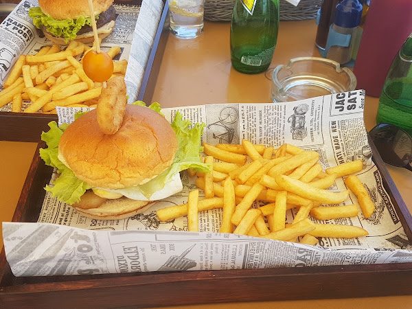 Beef burger with a side of chips